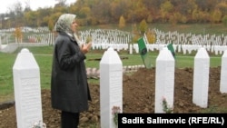 Hatidža Mehmedović u Memorijalnom centru Potočari, Srebrenica