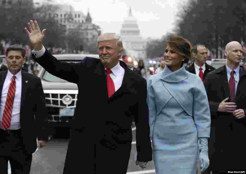 Претседателот Доналд Трамп и првата дама Меланија Трамп присуствуваа на парадата на инаугурацијата по авенијата Пенсилванија на 20 јануари 2017 година.
