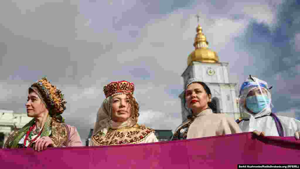 Жени на маршот за родова еднаквост на Меѓународниот ден на жената во Киев, Украина, 8 март.