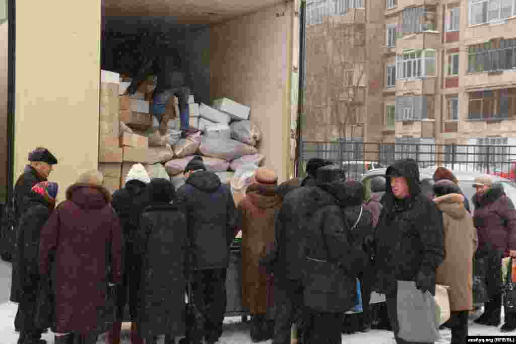 Жаңадан келген тауарға кезек. 