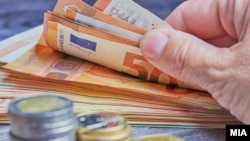 Može li se pitanje pravosuđa svesti samo na plaće? Ilustrativna fotografija, novčanice eura