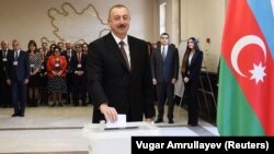 ილჰამ ალიევი ხმის მიცემის დროს