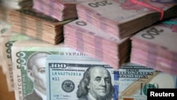 Опівдні НБУ встановив довідкове значення на рівні 26 гривень 14 копійок за долар, це на три копійки більше, ніж офіційний курс на 14 травня