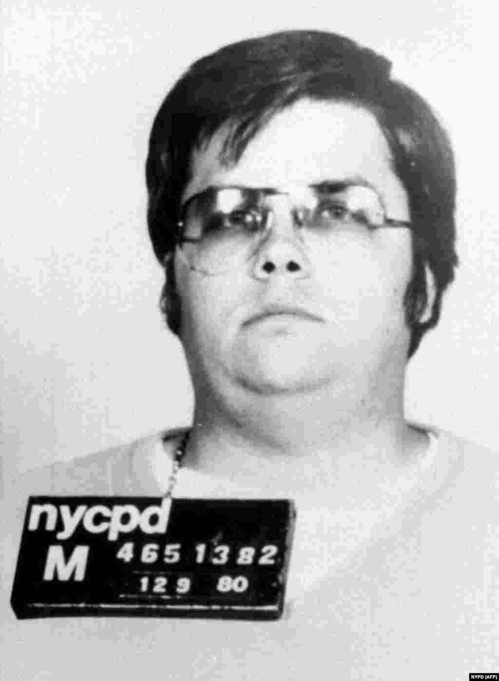 A rendőrség 1980. december 9-én kiadja John Lennon gyilkosának fényképét. Mark David Chapman öt lövést adott le, amelyből négy eltalálta a Beatles legendás zenészét.