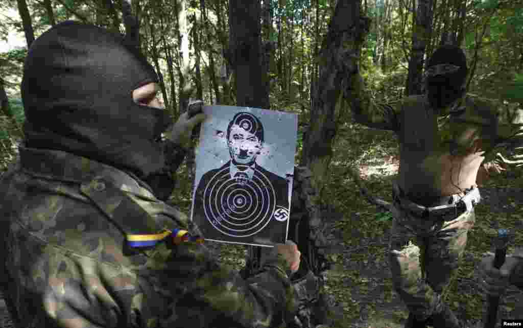Український боєць під час вишколу зі стрільби у лісі під Києвом, 11 вересня 2014 року 