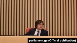 Позиция президента подверглась острой критике со стороны спикера парламента, который назвал ее «неуважением и ребячеством»