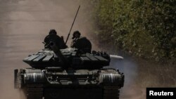 Українські військовослужбовці біля міста Бахмут, травень 2023 року 