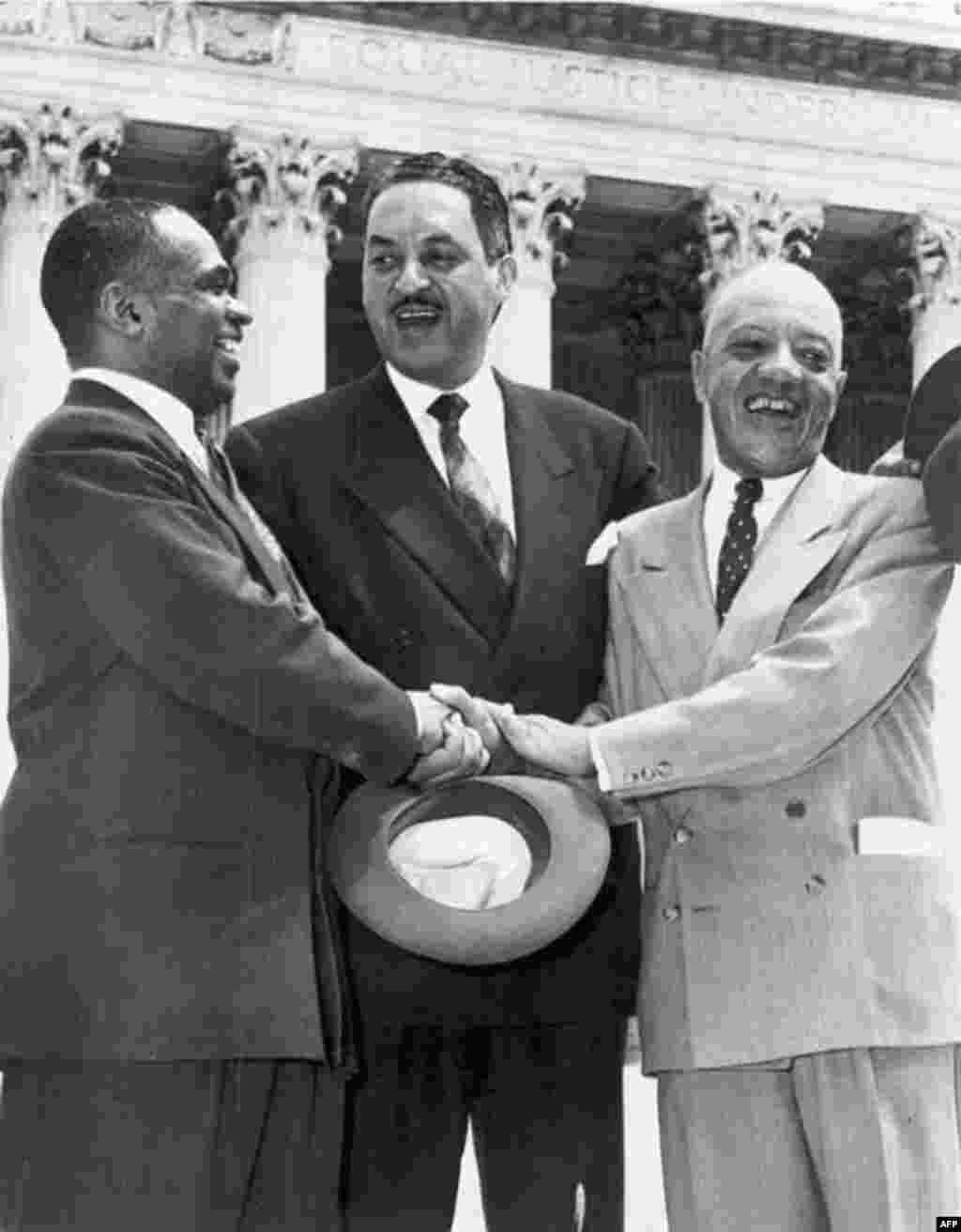 1954 წლის 17 მაისს ადვოკატები თერგუდ მარშალი (ცენტრში), ჯორჯ ჰეისი (მარცხნივ) და ჯეიმს ნებრიტი ზეიმობენ უზენაესი სასამართლოს გადაწყვეტილებას ისტორიულ საქმესთან დაკავშირებით – “ბრაუნი განათლების საბჭოს წინააღმდეგ”. უზენაესმა სასამართლომ არაკონსტიტუციურად ცნო სკოლებში რასობრივი სეგრეგაცია. 1967 წელს, თერგუდ მარშალი უზენაესი სასამართლოს პირველი აფროამერიკელი წევრი გახდა.