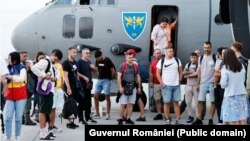Români repatriați din zona de conflict din Orientul Mijlociu. 