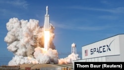 SpaceX компаниясының Falcon Heavy зымыранының ұшып бара жатқан сәті. Көрнекі сурет.