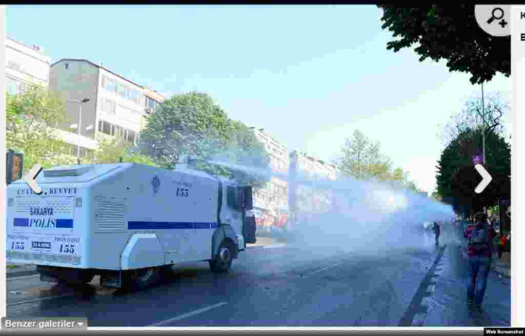 Türkiyə, İstanbul. 1 Mayı qeyd etmək üçün Taksim Meydanına girmək istəyənlərlə polis arasında qarşıdurma. Hökumət bu tədbirə icazə verməyib. 1 may 2013