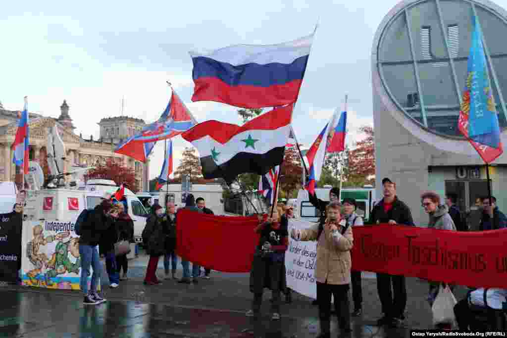 На акції майорять прапори Росії, Радянського Союзу, а також так званої «Новоросії» та угруповань «ДНР» і «ЛНР», які визнані в Україні терористичними