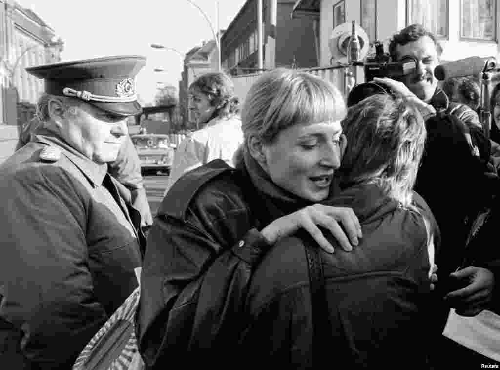 Обійми жителів вже не розділеного Берліна, 10 листопада 1989 року