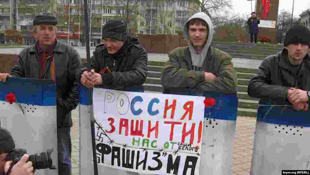 Спершу «куратори» випитують, яке видання і країну представляє журналіст і одразу, залежно від отриманої інформації, починають хором переказувати приголомшеному таким натиском журналісту твердо визубрені речівки про фашистів, «бандерівців», утиски росіян у Криму і визвольну місію Росії. 