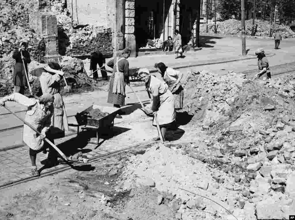 Muncitori din sectorul sovietic al Berlinului înlătură baricade la 11 mai 1949. Blocada nu și-a atins scopurile, determinîndu-i pe liderii sovietici să redeschidă drumurile terestre dintre Berlin și Germania de Vest. Podul aerian berlinez a continuat pînă la sfârșitul lui septembrie, pentru a face rezerve de combustibil, alimente și medicamente, pentru cazul în care sovieticii ar fi redeclanșat blocada.