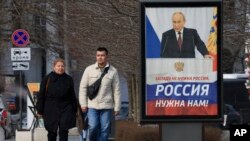 Рекламний плакат із зображенням президента Росії Володимира Путіна та написом «Заходу не потрібна Росія, Росія потрібна нам» на вулиці в окупованому Севастополі, Крим, 6 березня 2024 року