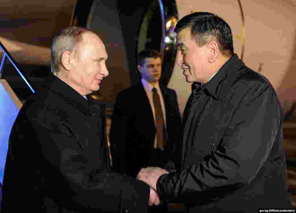 Орус президентин премьер-министр Сооронбай Жээнбеков тосуп алды. 