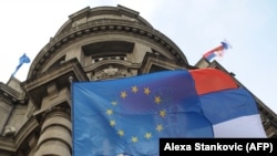 Zastava Srbije i EU na zgradi Vlade Srbije u Beogradu, 2. marta 2012.