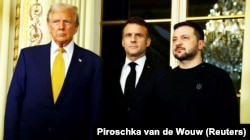 Дональд Трамп, Емманюель Макрон та Володимир Зеленський (зліва направо). Париж, 7 грудня 2024 року
