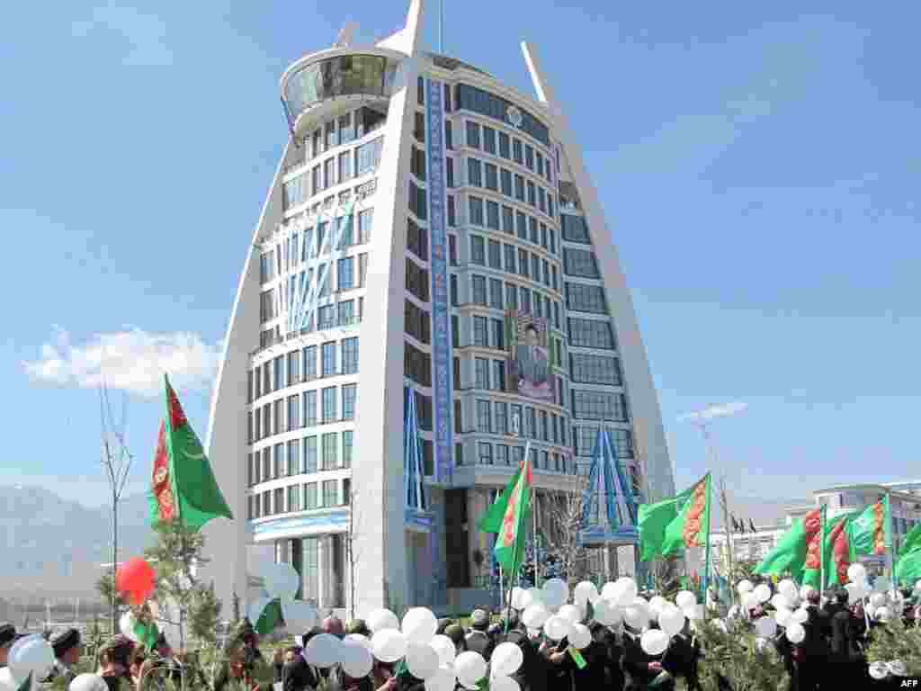 Соңку курулган жети өкмөттүк имараттын бири