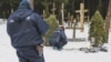 «Чалавек з арматурай рэгулярна прыходзіць у Курапаты». Што цяпер з лавай Клінтана, якую разбурылі год таму?