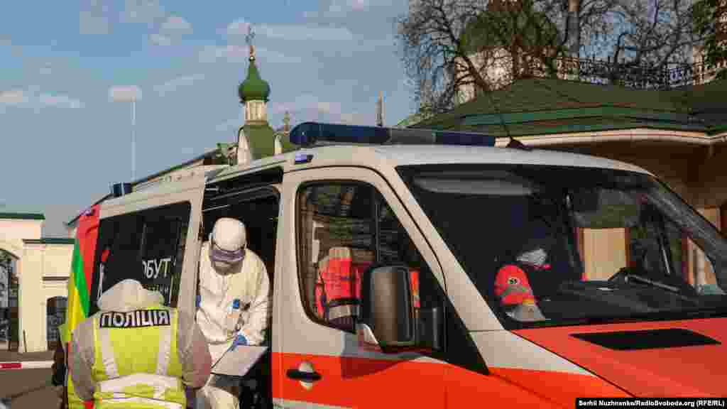 За період перебування поблизу лаври журналістам Радіо Свобода вдалося нарахувати близько двох десятків автомобілів швидкої медичної допопмоги 