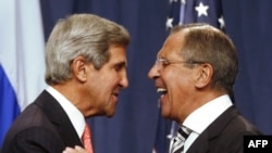 Госсекретарь США Джон Керри (слева) и министр иностранных дел России Сергей Лавров по окончании пресс-конференции в Женеве, 14 сентября 2013 года.