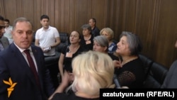 Բանակում խաղաղ պայմաններում մահացած զինծառայողները մայրերը ԱԺ պետաիրավական հարցերով հանձնաժողովի նիստում: